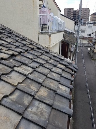 軒先の角の瓦が落下しそう