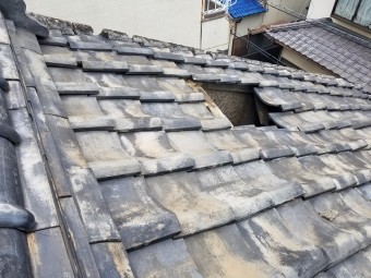 棟から見た大きな穴