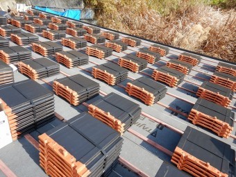 瓦を屋根にのせた様子