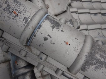 冠瓦の隙間をコーキングで防水処理