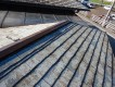 経年劣化した化粧スレートと棟板金の写真