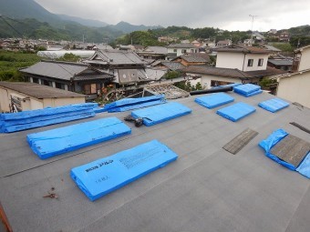 二階の屋根にアスファルトシングルを上げた時の写真