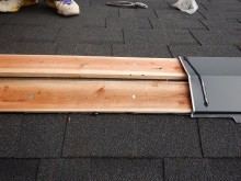 抜き板の上から棟包みの板金を被せた時の写真