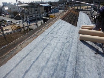 粘着式防水紙の施工途中