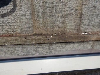 軒先に雨水が溜まった痕