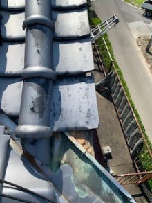 谷に絡む袖瓦と5寸丸