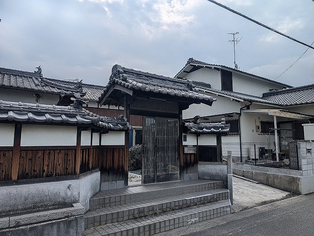 塀と門のある立派な日本家屋