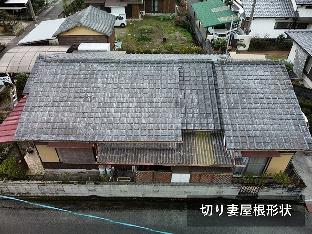 セメント瓦屋根の木造平屋建て