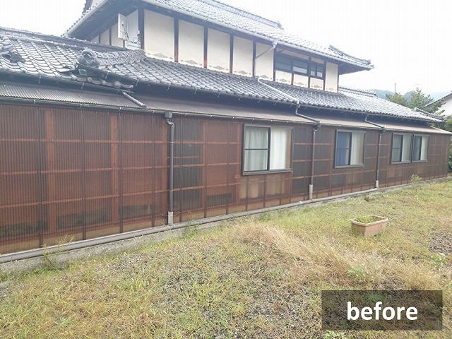 勝手口テラスの波板の壁と屋根