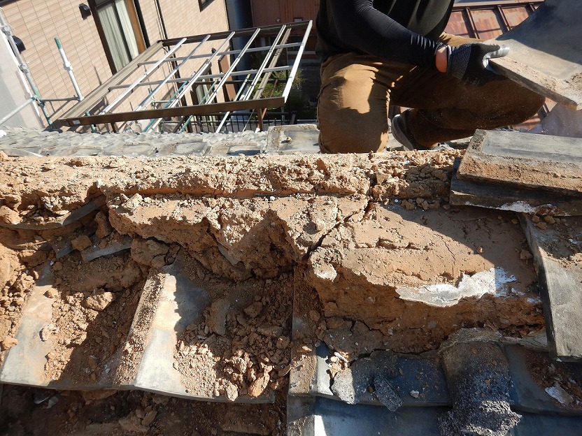 伊予市雨漏りする築50年以上の住宅の屋根瓦を撤去する