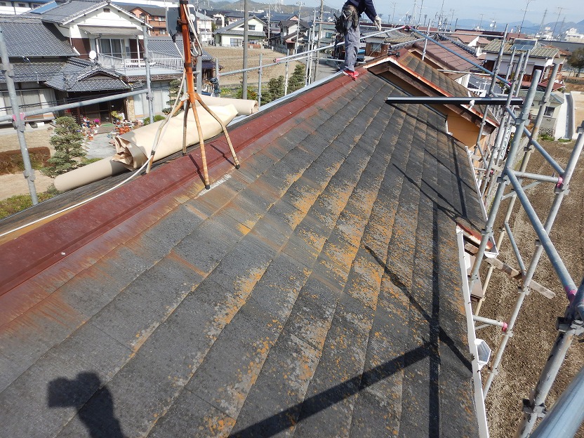 松山市のアパートのコロニアルから雨漏りしたのでカバー工法で屋根工事