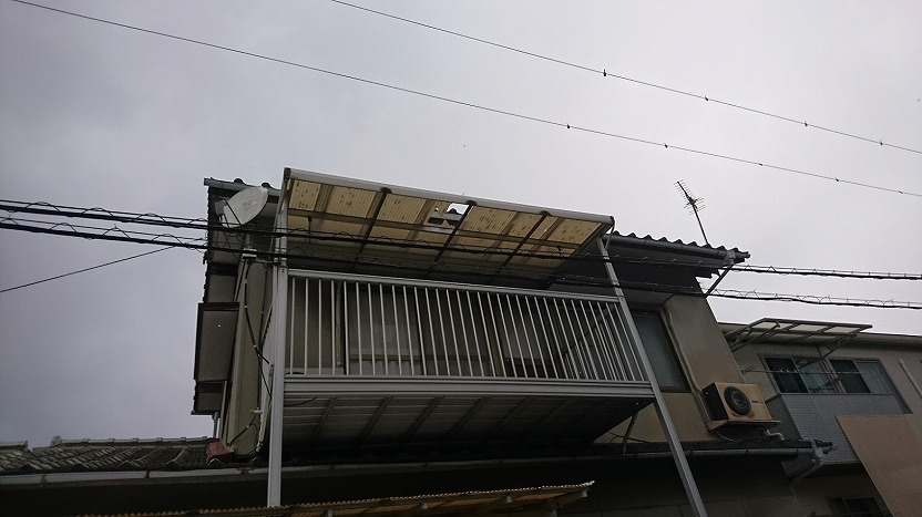松山市で穴が開いたポリカ波板の交換とバタつきの修理工事