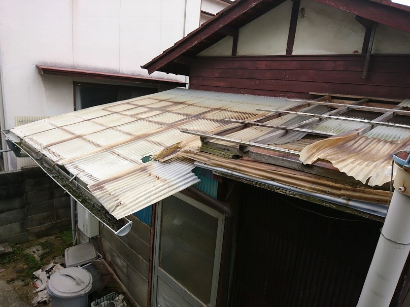 松山市の空き家で台風等で屋根材が飛ばされないよう屋根材の撤去作業