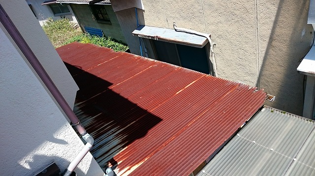 松山市北吉田町にある住宅の小波トタンさしかけ屋根の樋の修理