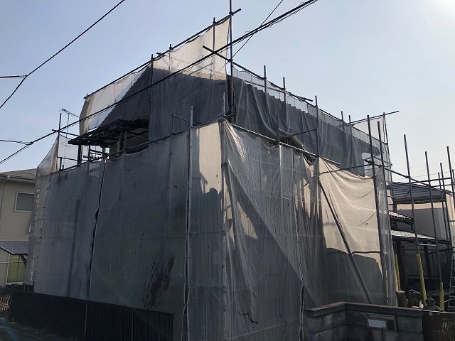 西条市丹原町にて和型釉薬瓦葺き住宅の屋根棟部の漆喰塗り工事