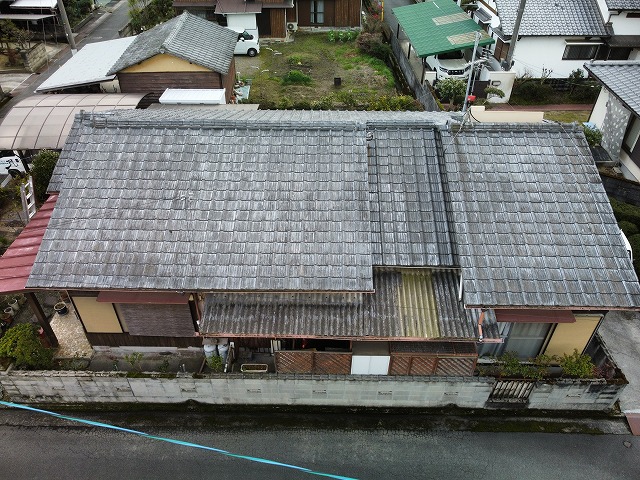 セメント瓦屋根の平屋